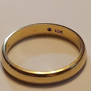 Elegant Gold Band Ring